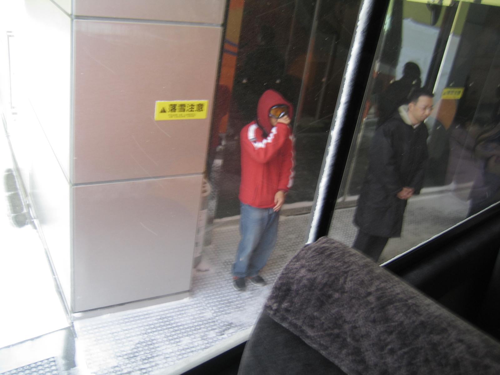 飯店門口落雪注意黃色警示牌與接駁巴士出發實拍