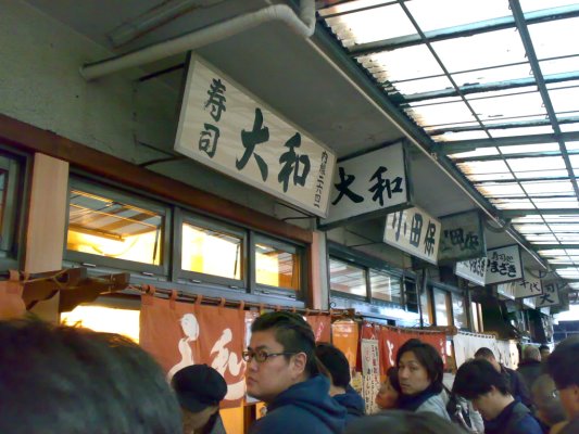 築地場內市場大和壽司門前大排長龍實況