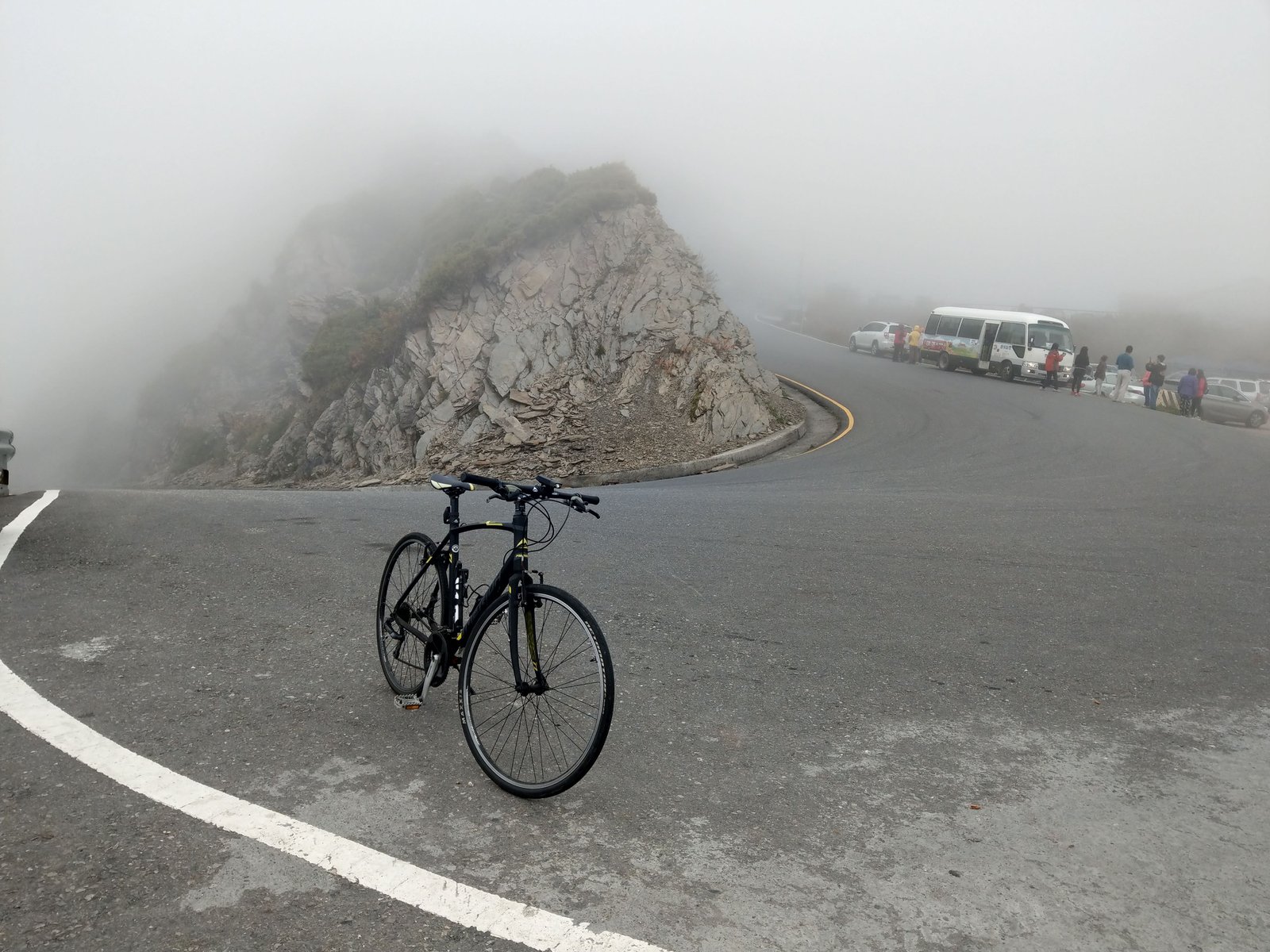 台14甲合歡山公路連續險降與髮夾彎道路美利達公路車駐足