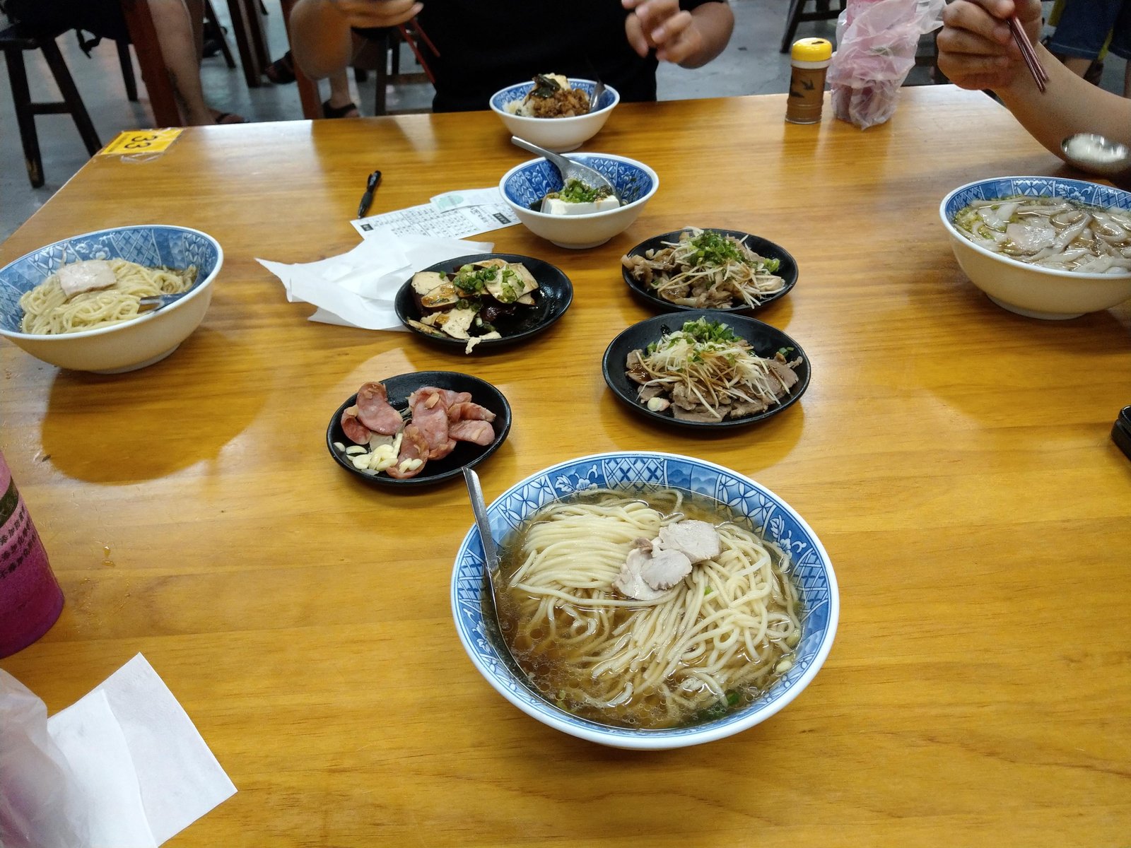 挑戰成功後下山品嚐在地老字號熱騰騰麵食香腸切盤與滿滿黑白切滷味