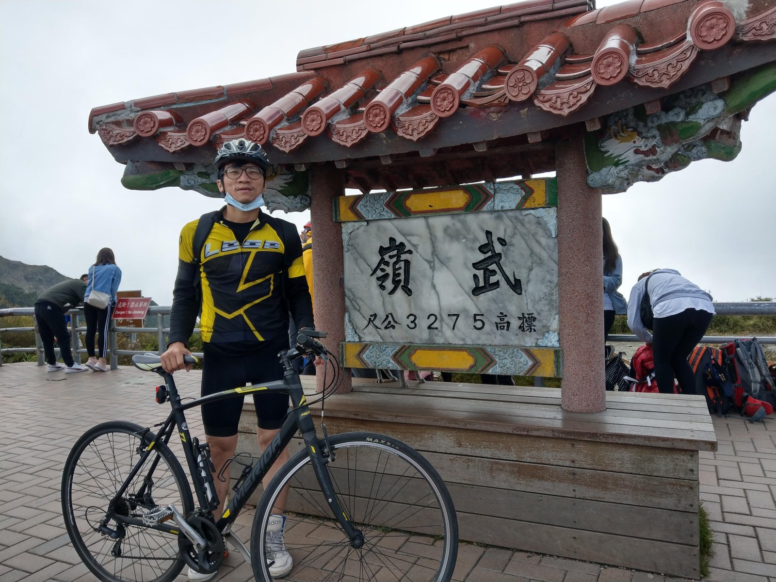 騎士在合歡山武嶺標高3275公尺地標前高舉美利達公路車榮耀合影